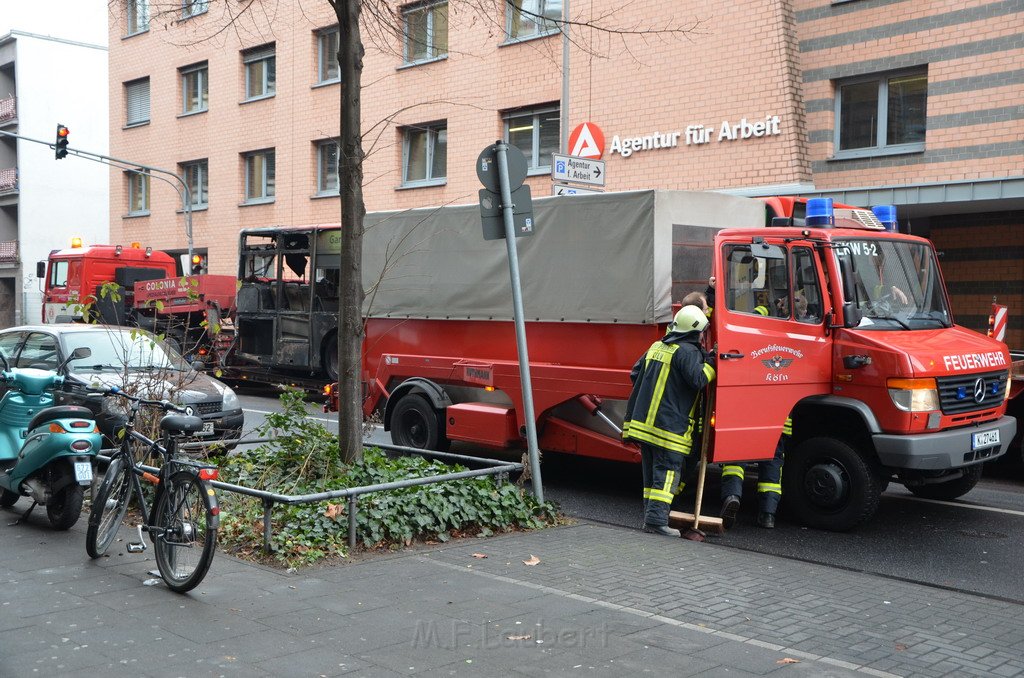 Stadtbus fing Feuer Koeln Muelheim Frankfurterstr Wiener Platz P328.JPG